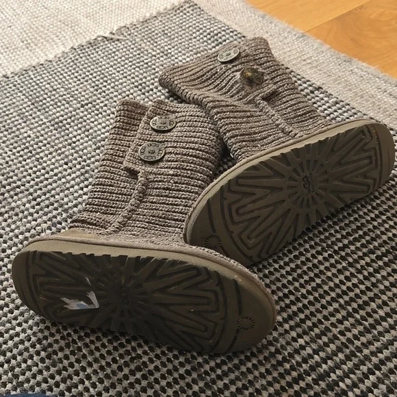 UGG Cardi Knit Ankle Boots, Size 2, Damaged But Good Condition, Stylish! - Picture 7 of 8